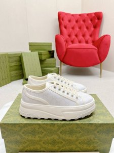 橙子出厂价p gucci 古驰 经典刺绣Gg低帮老花厚底帆布鞋 休闲鞋板鞋 情侣款 这件亮眼吸睛的单品从网球世界中汲取创作灵感 这款运动鞋采用同色调米色和乌木色
