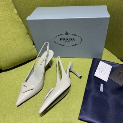 新色prada 普拉达Ss春夏新品 Saffiano漆皮吊带高跟鞋 闪亮登场 小红书各大博主推荐，1-1开发 这款精致的皮革凉鞋兼具时尚优雅格调和极简风格。修长