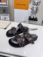 louis Vuitton路易威登新款拖鞋火爆上市 1:1高级定制 秒杀一切仿品 原版开模Logo冲孔装饰 既时尚又美观 面料:小牛皮 内里羊皮 精美原版鞋楦