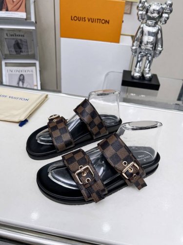 louis Vuitton路易威登新款拖鞋火爆上市 1:1高级定制 秒杀一切仿品 原版开模Logo冲孔装饰 既时尚又美观 面料:小牛皮 内里羊皮 精美原版鞋楦