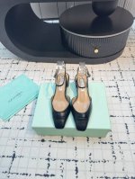 顶级版本方头女士单鞋，这款“FrenchFlirt”中跟鞋散发着随性优雅的巴黎风情，它与羊皮面革制成，设有醒目的黑色皮革鞋头和稳当的3.5厘米粗中跟，不妨以其配