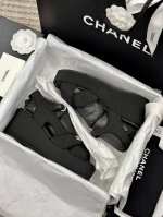 出厂价 Chanel香奈尔 C家小香23Ss新款坡跟露趾高跟凉鞋 顶级专柜品质，上脚那一刻还是不要超级惊艳所有材质都根据原版定制！ 鞋面：进口头层小牛皮 进口小