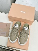 miumiu25年新款 厚底饼干鞋 最新走秀款，经典升级 舒适度与时髦度并存 每个颜色搭配都好看，设计搭配不同风格需求 鞋面：原版定制布 内里: 原版定制羊皮内