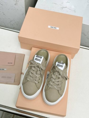 miumiu25年新款 厚底饼干鞋 最新走秀款，经典升级 舒适度与时髦度并存 每个颜色搭配都好看，设计搭配不同风格需求 鞋面：原版定制布 内里: 原版定制羊皮内