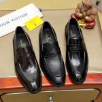 Louis Vuitton 路易威登 新款官网爆款！原版一比一复刻，那种沉稳内涵儒雅的品味无法言喻的开启时尚鞋履的旅程从容应对各种场合！大牌的气势不言而明！上脚