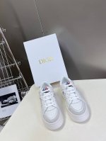 Dior迪奥新款松糕鞋厚底休闲鞋 太古汇rmb8220购入开发 这款dior Star运动鞋延续经久不衰的轮廓，采用牛皮革精心制作，所以上脚会特别的舒服哦 饰以