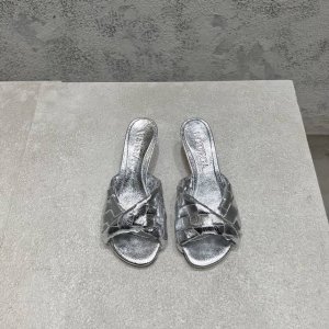 bottega Venet* 最新最经典猫跟凉鞋！扭结编织饰带 Ins&小红书巨多网红明星上身！上脚超性感！真的太美了！这款编织的鞋面超有高级感！高级穿着又仙女