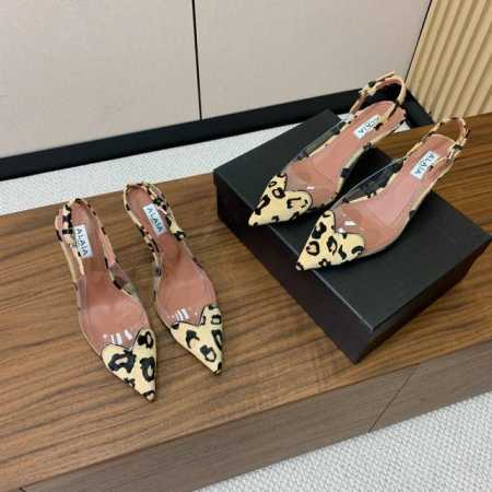 Alaia 爱心高跟鞋。精致优雅的同时还具有时髦感。穿上它休闲日常与与高级奢华驾驭自如，上脚真的太爱啦。鞋面漆皮、马毛胶片。羊皮垫脚。真皮大底，有6.5cm和1 - 点击图像关闭