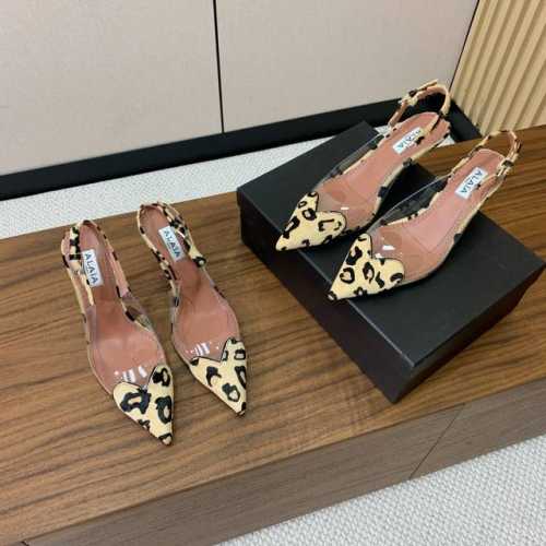 Alaia 爱心高跟鞋。精致优雅的同时还具有时髦感。穿上它休闲日常与与高级奢华驾驭自如，上脚真的太爱啦。鞋面漆皮、马毛胶片。羊皮垫脚。真皮大底，有6.5cm和1