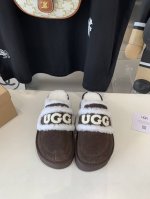 出厂价 厚底UGG logo拖鞋太火啦 一眼就上头的款式 胖胖的方圆头鞋 加上羊毛边边logo 憨憨的可爱。鞋身很轻巧 走路简直可以跳起来！ 四色:栗色 咖色