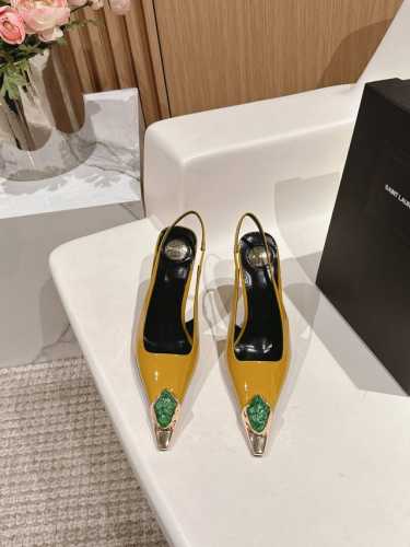 YSL 圣罗兰 SS2024新品 金属头大宝石优雅大气高跟 各种小裙子搭配起来 完全不挑脚型哦 通透的闪钻在光线的照耀下呈现幻彩 真的美的过分 上脚显白的让人上