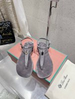 loro Piana 25春夏Lp顶级版本英伦宝石吊坠夹脚平底拖鞋凉鞋 原来这就是传说走两万步都不会累脚的夹脚凉鞋把颜值和脚感都拿捏住了，上脚一走就会被彻底沦陷