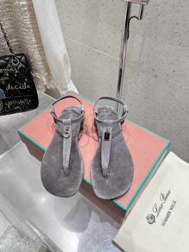 loro Piana 25春夏Lp顶级版本英伦宝石吊坠夹脚平底拖鞋凉鞋 原来这就是传说走两万步都不会累脚的夹脚凉鞋把颜值和脚感都拿捏住了，上脚一走就会被彻底沦陷