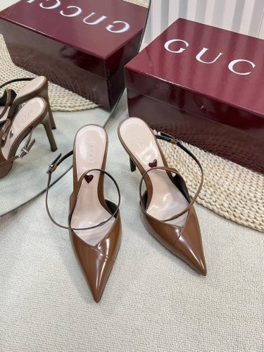 Gucci 24Ss春夏新款 G家尖头交叉V型系列 经典再现 简约设计高雅品质 鞋面以开边珠材料匠心打造 鞋面缀饰亮眼交叉小斜边的设计 后带着釆用松紧带五金品牌