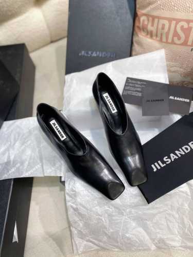 上新Jilsander .超现代主义透明树脂跟单鞋 市面顶级原单版，Zp对比做货，所有细节都跟柜上一致：包括鞋面皮料，鞋垫内里皮料、刻印Logo，鞋底材质，楦头