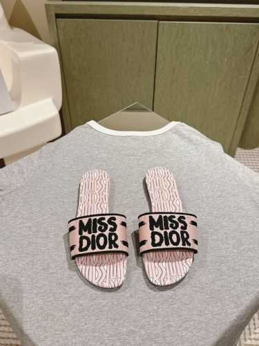 迪奥 Miss Dior系列平底拖鞋 字母刺绣Logo拼色一字拖鞋 1 专柜同步最新配色夏季胶囊系列立体刺绣度假字母拖升级版 美爆的全新系列 暴走利器原Ban开