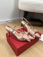 valentino 华伦天奴 2025 v家2025春夏新品 专柜最新经典蝴蝶结尖头后空凉鞋系列 泰裤辣 妥妥神器一枚 中跟设计穿上好看又不会累 深口设计搭配彰