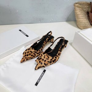 高品质出厂 ！小众潮牌Jacquemus 25春夏新款简约尖头鸳鸯扣小粗跟后空凉鞋！ 设计灵感来源方和圆！具有雕塑的轮廓设计，柔和又有力量感！ 极简优雅 超级好