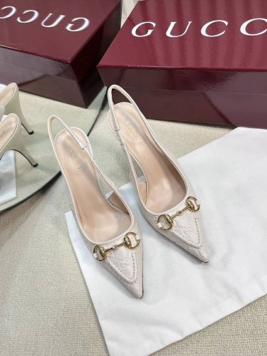 Gucci 24Ss春夏新款 G家尖头马衔扣V型系列 经典再现 简约设计高雅品质 鞋面以压花羊皮双G皮材料匠心打造 鞋面缀饰亮眼的经典马衔扣 后带着釆用松紧带设