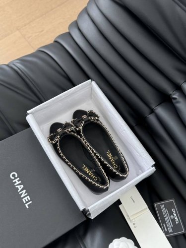 Chanel 小香24A新品链条双c粗跟单鞋！ 原版1:1复刻 经典中的经典 无论搭配裤装还是裙装都是完美 小圆头的设计很好的修饰脚型 小仙女们必备！ 鞋面采用