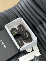 布 皮 Chanel 25C春夏新品双C拖鞋 拖鞋的狂热爱好者又来了 可以承包你一整个夏天的时髦 经典菱格双C元素设计 浓浓的中古典雅气息 搭配任何风格都很赞