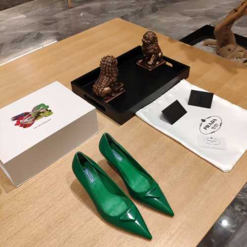 顶级包装配套最高版本 PRADA 普拉达春夏新品， 顶级版本 实力来袭！ prada春夏秀款，订购会最火爆的坡跟凉鞋系列。 单鞋 马克线胆位铁扣包头拖、三角皮包