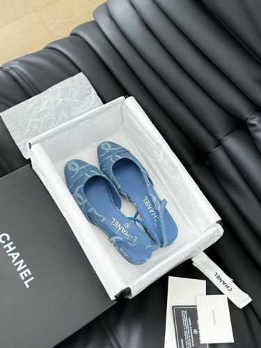 Chanel 经典Slingback后空凉鞋 前几年一直在做这个款 今年我们还是重新购版，再次精细Copy。 发现新版面的鞋面线条和形体舒适度都做了微调！ 这个