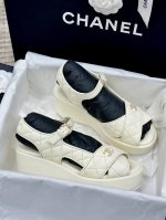 出厂价 Chanel香奈尔 C家小香23Ss新款坡跟露趾高跟凉鞋 顶级专柜品质，上脚那一刻还是不要超级惊艳所有材质都根据原版定制！ 鞋面：进口头层小牛皮 进口小