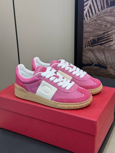 出厂 顶级版 valentin O Ss24 New Arrival v家 春夏德训鞋新品 情侣款 舒适好穿经典百搭不挑人 小牛皮材质 质感拉满 恰到好处的细节