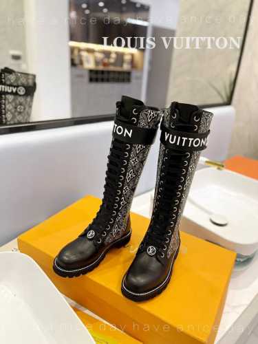 长靴 新品发布会 顶级复刻：LV平底靴采用小牛皮碰撞橡胶元素：Vuitton 标识点缀可调节魔术贴，LV Circle 标识栖身长鞋带。面橡胶外底真皮沿条，延续
