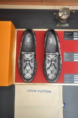 出厂价p Louis Vuitton 原单 新款Lv路易威登 * 顶级版本 Lv经典豆豆鞋！选用进口原版单牛皮 原版真皮边条拼接耐磨橡胶大底！高品质精品！码数3