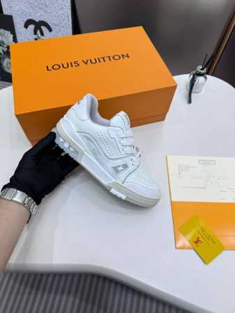 橙子出厂价 Louis Vuitton 路易威登 Lv Trainer 情侣款运动鞋板鞋 休闲复古篮球鞋 从复古篮球鞋汲取灵感，打造备受青睐的 Lv Train - 点击图像关闭
