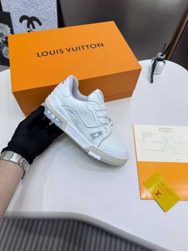 橙子出厂价 Louis Vuitton 路易威登 Lv Trainer 情侣款运动鞋板鞋 休闲复古篮球鞋 从复古篮球鞋汲取灵感，打造备受青睐的 Lv Train