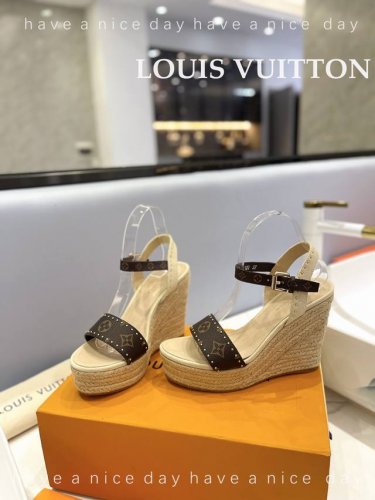 出厂 Loui& Vuitto&路易威登 法国代购新款驴牌 春夏首选 最新走秀款厚底凉鞋 香港原版购入一比一开模 今年的款式比去年增加了老花原素 显得更为大牌
