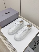 出厂 男p10 高版本 Hogan 4Ss早春最新系列款，复古动感风潮运动鞋、滑板鞋、篮球鞋、情侣款男p女同款 M多网红妹子也在穿它，小红书打卡款~~~ 鞋面：
