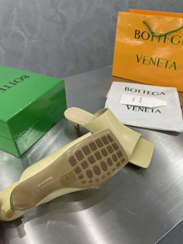 Bottega Venet*22*S葆蝶家方头㊣一字拖 黄 春夏大肆式主打 延伸鞋底超过脚长 原版开发 像一把“铲子” 有棱有角 定染彩色小羊皮鞋面 力求配色细