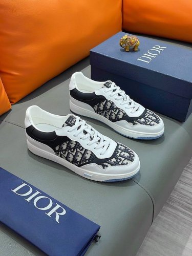 商品名称：Dior 迪奥 正规码数: 38-44 休闲鞋 商品材料：精选 牛皮鞋面，柔软羊皮内里；原厂大底。