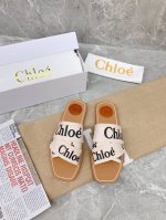 Chloe 克洛伊 最新的交叉编织带罗马拖鞋 明星们还没上脚秀 我们就抢先欧洲购入来复刻 进口定做的高密度多物料组合织带 并不是一般的帆布 而且十分笔挺 不像市