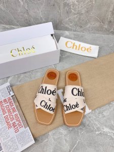 Chloe 克洛伊 最新的交叉编织带罗马拖鞋 明星们还没上脚秀 我们就抢先欧洲购入来复刻 进口定做的高密度多物料组合织带 并不是一般的帆布 而且十分笔挺 不像市