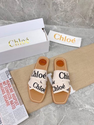 Chloe 克洛伊 最新的交叉编织带罗马拖鞋 明星们还没上脚秀 我们就抢先欧洲购入来复刻 进口定做的高密度多物料组合织带 并不是一般的帆布 而且十分笔挺 不像市