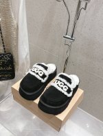 UGG 新款明星同款拼色厚底毛毛拖鞋 半拖 短靴 雪地靴 内里羊毛一体 保暖性能卓越 耐磨橡胶底 鞋子抓地力更好 拥有这一双UGG 让小脚丫在寒冷冬日始终温暖舒