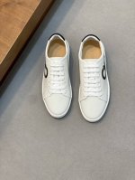 ferragam* 菲拉格慕 男士休闲鞋 顶级精品，独家发售。 这款皮鞋才有进口小牛皮制成，赋予独一无二的纹理，鞋型简约，造型经典，独具个性。搭配手工皮革鞋底，