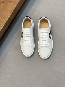 ferragam* 菲拉格慕 男士休闲鞋 顶级精品，独家发售。 这款皮鞋才有进口小牛皮制成，赋予独一无二的纹理，鞋型简约，造型经典，独具个性。搭配手工皮革鞋底，