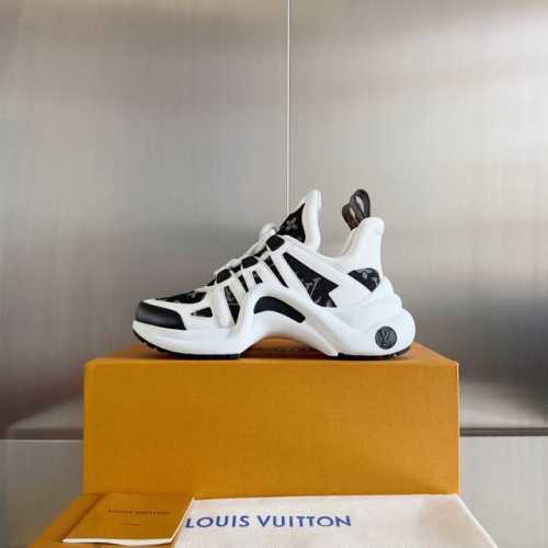 出厂 Louis Vuitton 路易威登休闲老爹鞋 弓形运动鞋 新配色 本款 Lv 运动鞋一展随性多元姿态，牛仔布衔接标志性弹力波浪形外底，搭配柔和低帮设计。