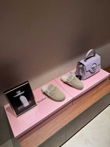 PRADA 普拉达2024秋冬新款△三角标一脚蹬羊毛鞋，厚底靴 雪地靴 双色擦色牛绒真羊羔毛棉靴雪地靴真皮沿条 双色TPU大底 材质细节可对比原版，市面普通版本