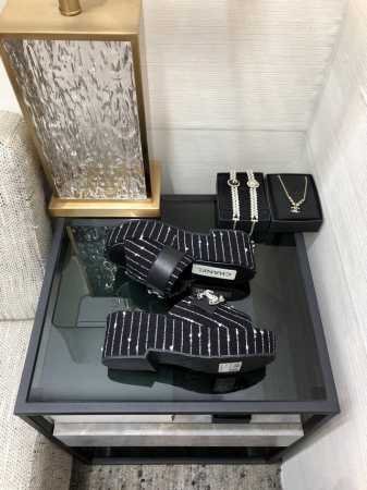 出厂价 顶级 品质 坡跟拖鞋 Size:35-41 40 41定做不退换 原版包装配套 - 点击图像关闭