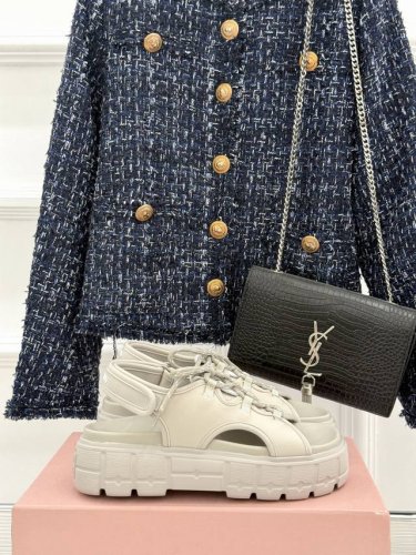 miu Miu 缪缪25S新品复古 厚底绑带帆布凉鞋 缪缪这一季也太少女 太好看了 简约的设计搭配做旧的风格真的很复古 3Cm增高 小个子穿起来也毫无压力 脚感