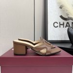 古驰古奇 Gucci 高跟镂空拖鞋，时尚圈的宠儿。标志性双G Logo立体醒目，彰显品牌格调。方形鞋头别致摩登，中跟设计兼顾优雅与舒适。多样配色适配不同穿搭，无