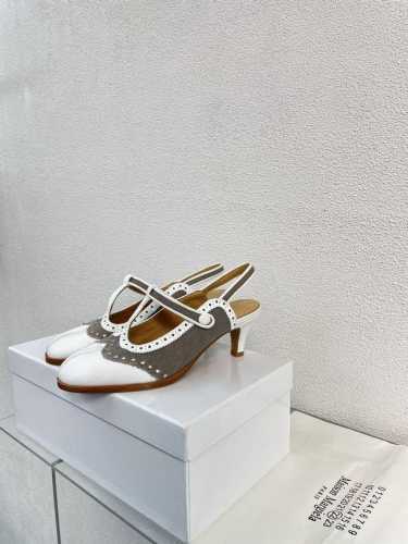 中跟德比Mm6 Maison Margiela 小牛拼接麻布风 分趾中跟鞋 超高性价比 时尚个性分趾单鞋 炒鸡减龄 大热时尚风格 白色拼接牛皮 Mm6 Mais
