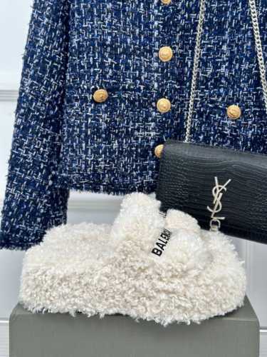 厂价 Balenciaga｜巴黎世家24S新品字母刺绣泰厚底迪毛毛拖鞋 独家正确版本、原版开发、时尚圈内各大网红明星又在拼命种草的款式。火爆整个ins！又是一个